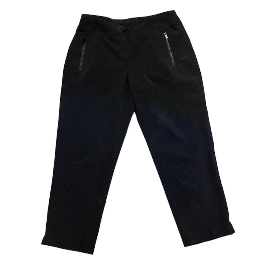 Black Chico’s Zenergy Capris with Zip side pockets and pocket on thigh size sm